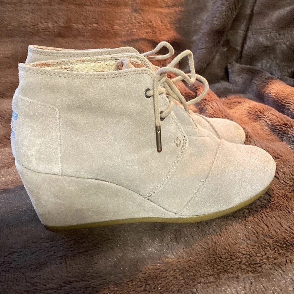TOMS Suede Wedge Bootie Sz 6.5
